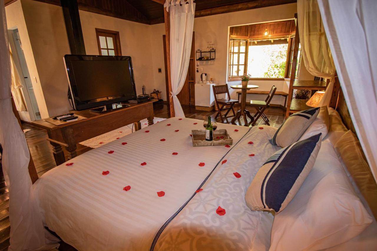 Quarto com Cama King-size e Banheira de Hidromassagem